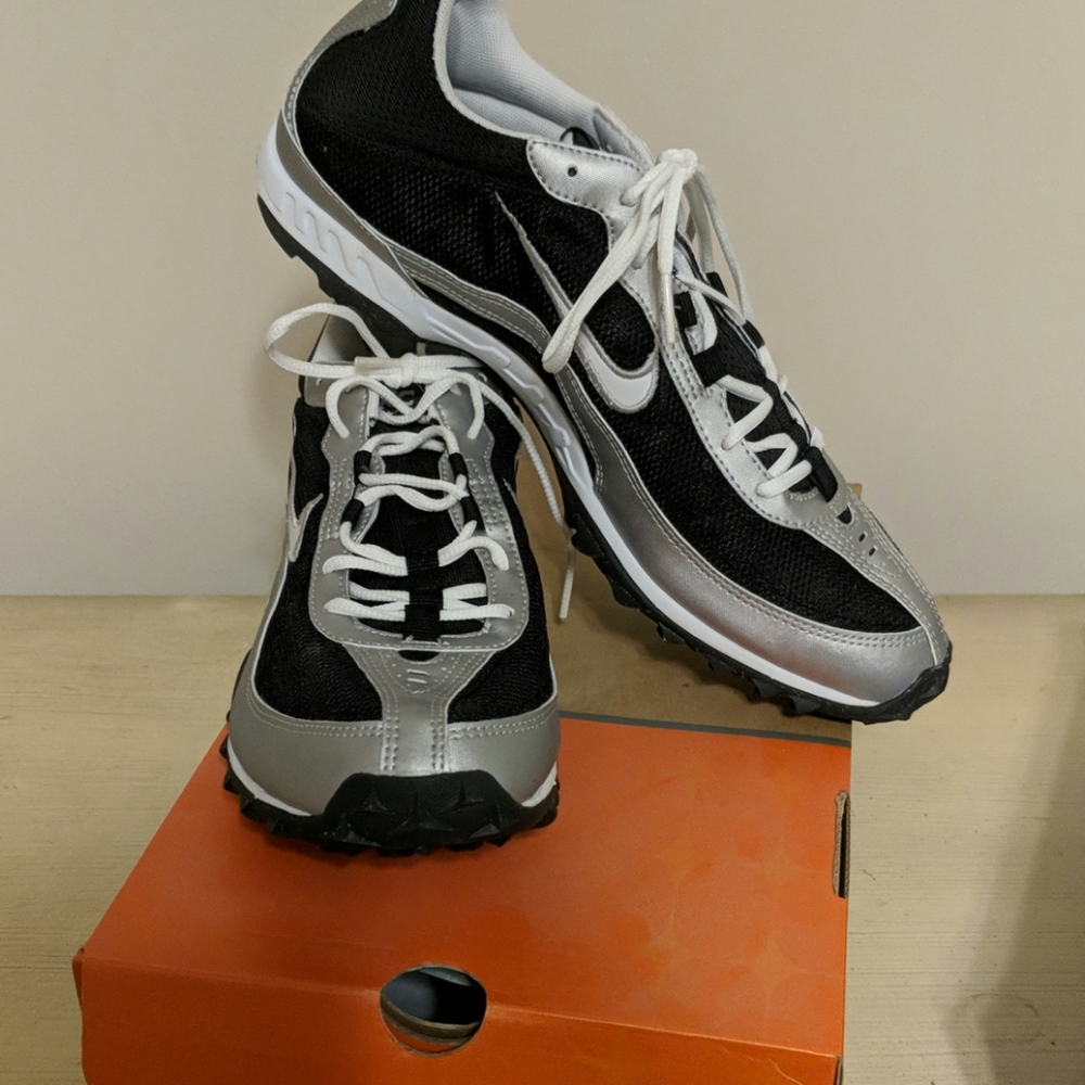 Nike black and silver brand new zoom waffle racer.
